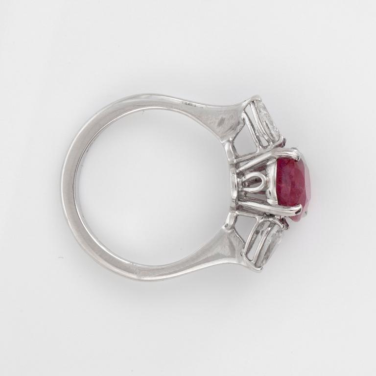 RING med obehandlad rubin 4.11 ct och droppslipade diamanter totalt ca 0.50 ct.