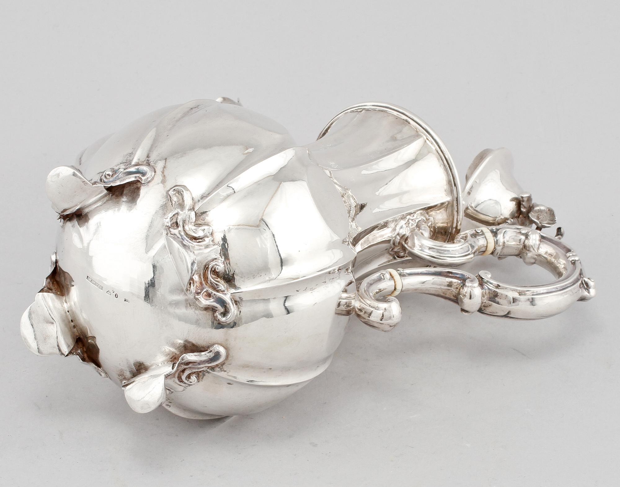 KAFFEKANNA, silver, nyrokoko, Christian Hammer, Stockholm, 1852. Total vikt 825 g.