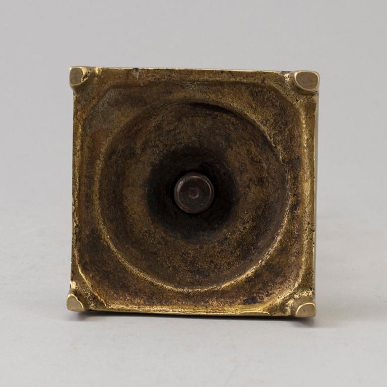 AN 18TH CENTURY BRONZE CANDLESTICK.