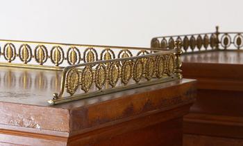 BOKHYLLOR, ett par, gustaviansk stil. Prov; enligt uppgift Stubbarps slott, Arild.