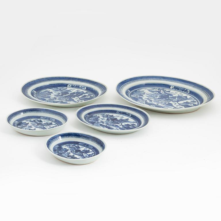 Servis, kompaniporslin, 73 delar, Kina, Qingdynastin, Jiaqing (1795-1820).
