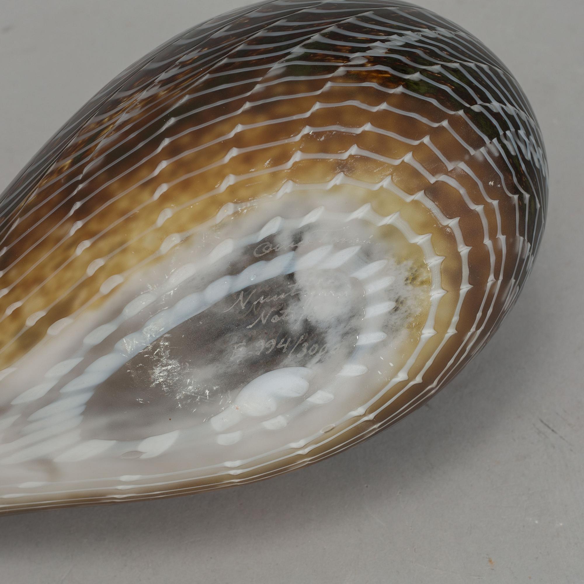 OIVA TOIKKA, a glass sculpture of a bird, Nuutajärvi Notsjö, Finland, E994/3000.