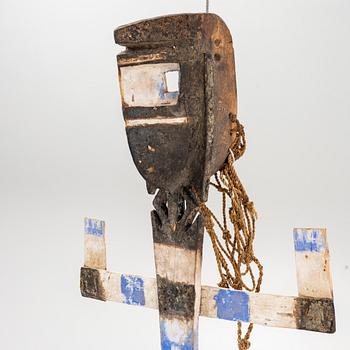 Twelve sculptures, reportedly from Makonde, Tanzania, Luba, Congo, and moore, from the second half of the 20:th century.