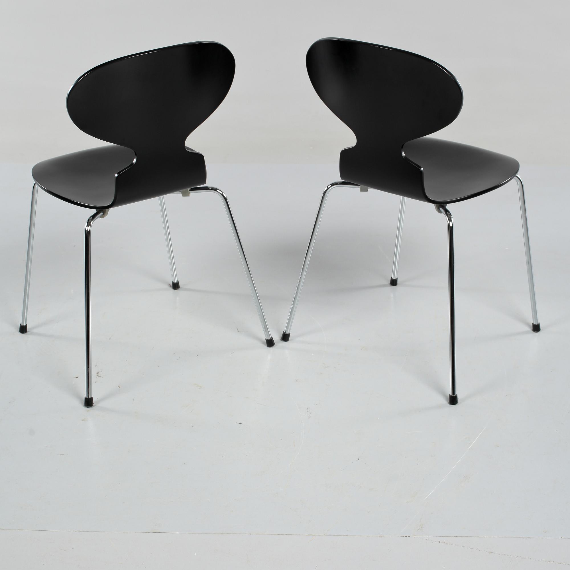 STOLAR, ett par,  "Myran", Arne Jacobsen för Fritz Hansen, 2012.