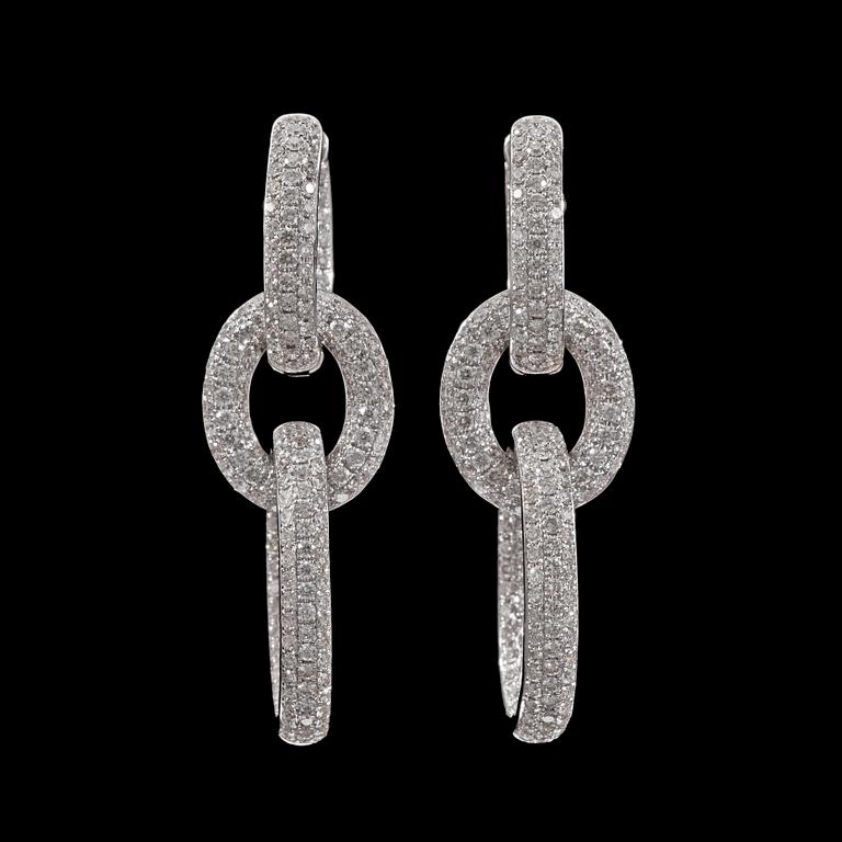 A pair of brilliant cut diamond earrings, tot. 5.23 cts.