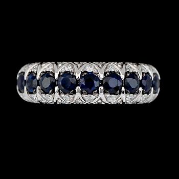 RING, 14K vitguld, blå safirer och diamanter 0.25 ct.