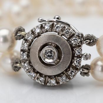 Cultured pearl bracelet in 18K white gold with diamonds.