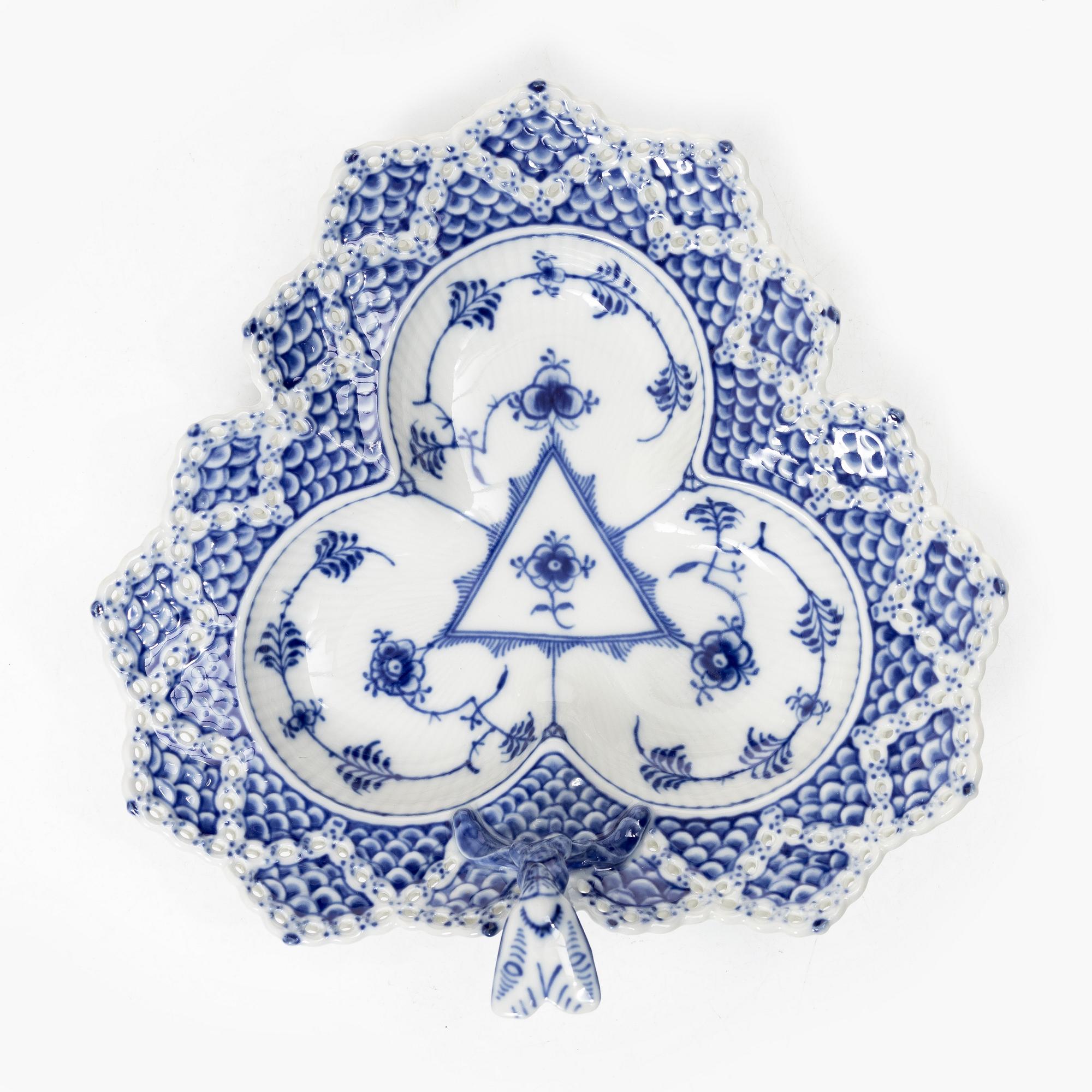 Royal Copenhagen, fat, porslin, "Musselmalet", helblonde, Danmark. 1974-1978.