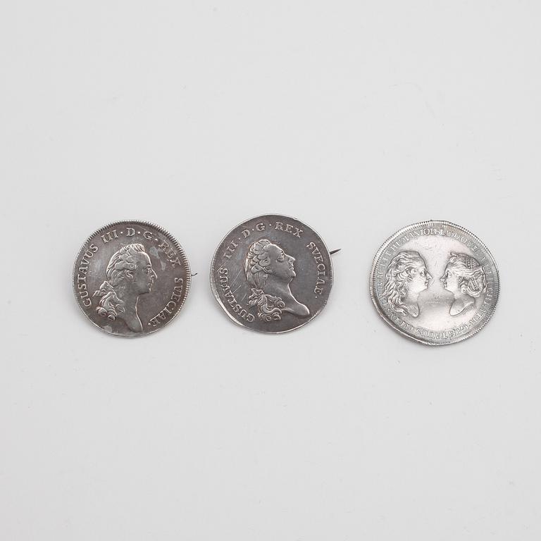 MEDALJER, 3 st, silver, Gustavus III.D.G.Rex Sveciae och Ludovica Ulr. Creatr. Gustavus III. Instaur. AC. Lit. Humanior.