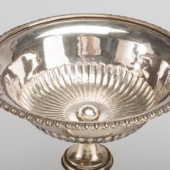 A pair of Swedish 19th century silver suger bowls, mark of A Zethelius Stockholm 1824, height ca 27 cm, weight ca 1165 g.