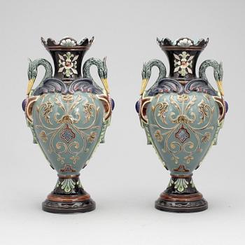URNOR, ett par, majolika, omkring 1900.