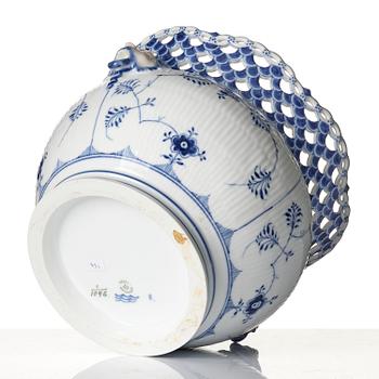A Royal Copenhagen 'Musselmalet' / 'blue fluted full lace' flower pot, Denmark, 1898-1923.