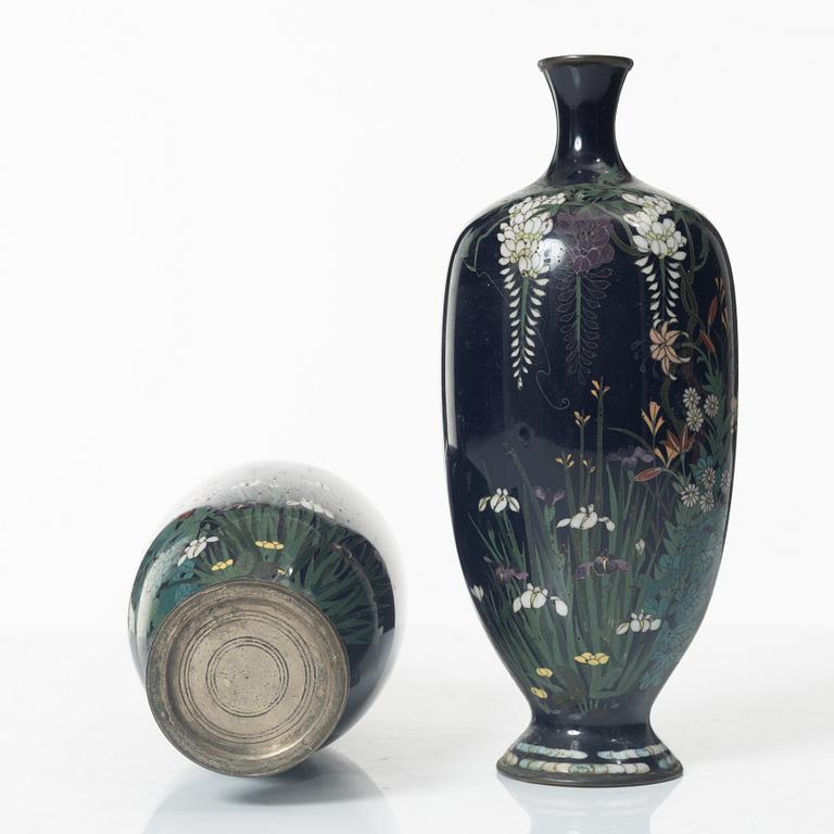 Vaser ett par, cloisonné, Japan, Meiji (1868-1912).