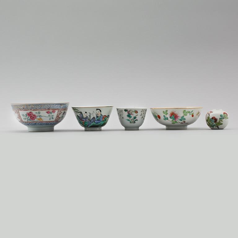 SKÅLAR, 4 st samt PENSELBAD, porslin, Kina, 1800-/1900-tal.