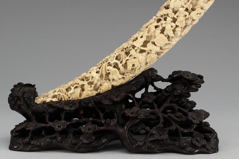 A finely carved ivory tusk, Qing dynasty, 19th Century.