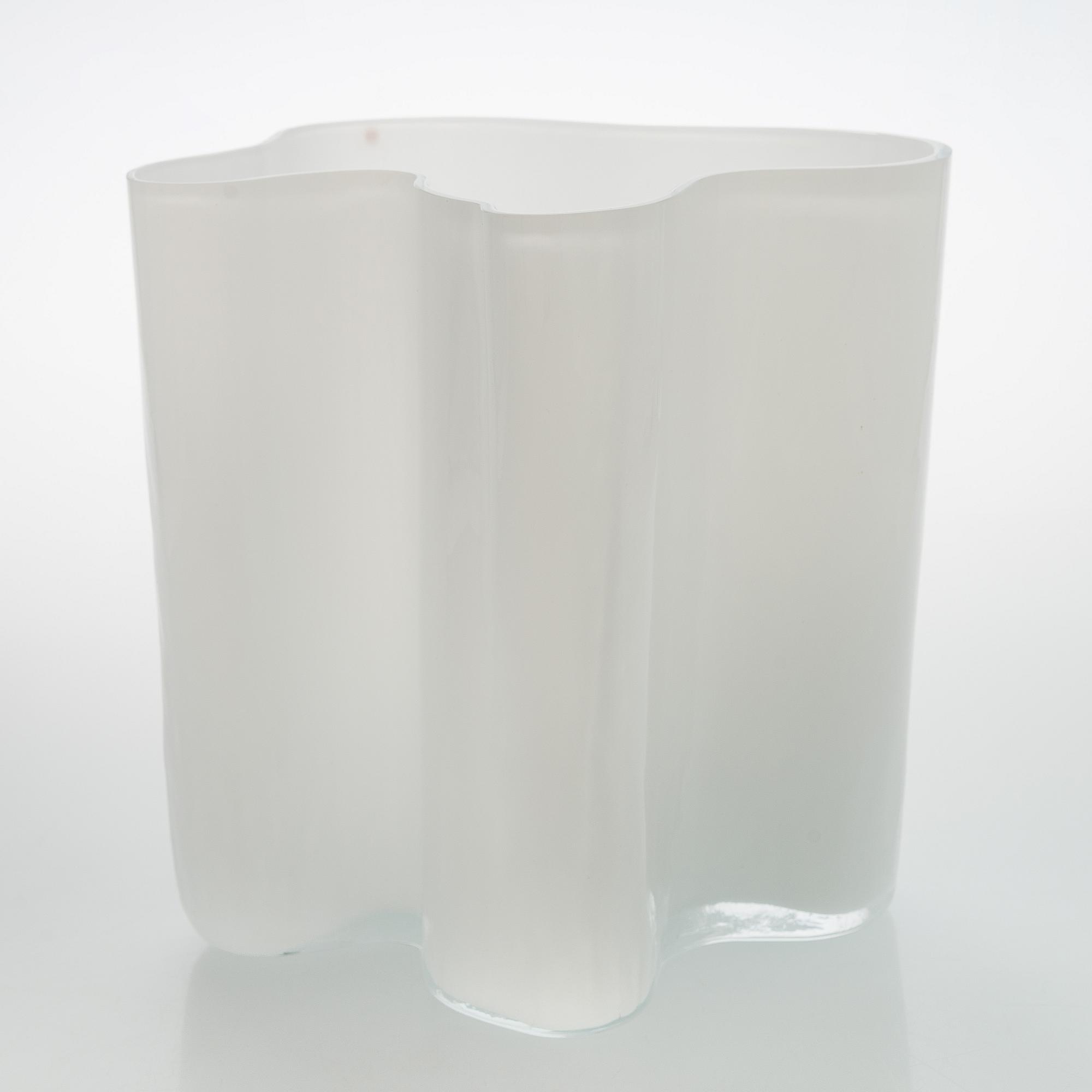Alvar Aalto, a glass vase, 3031, signed Alvar Aalto.