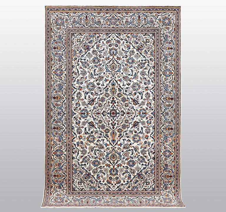 A carpet, Kashan, ca 296 x 192 cm.