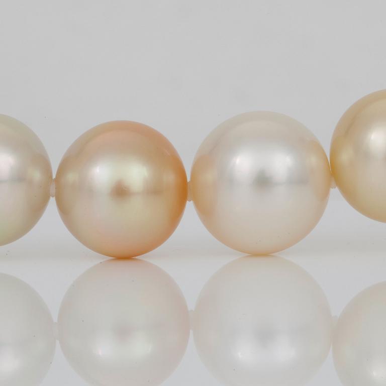 A cultured South Sea pearl necklace with white and yellow pearls. Ø 10.5 - 15.4 mm.