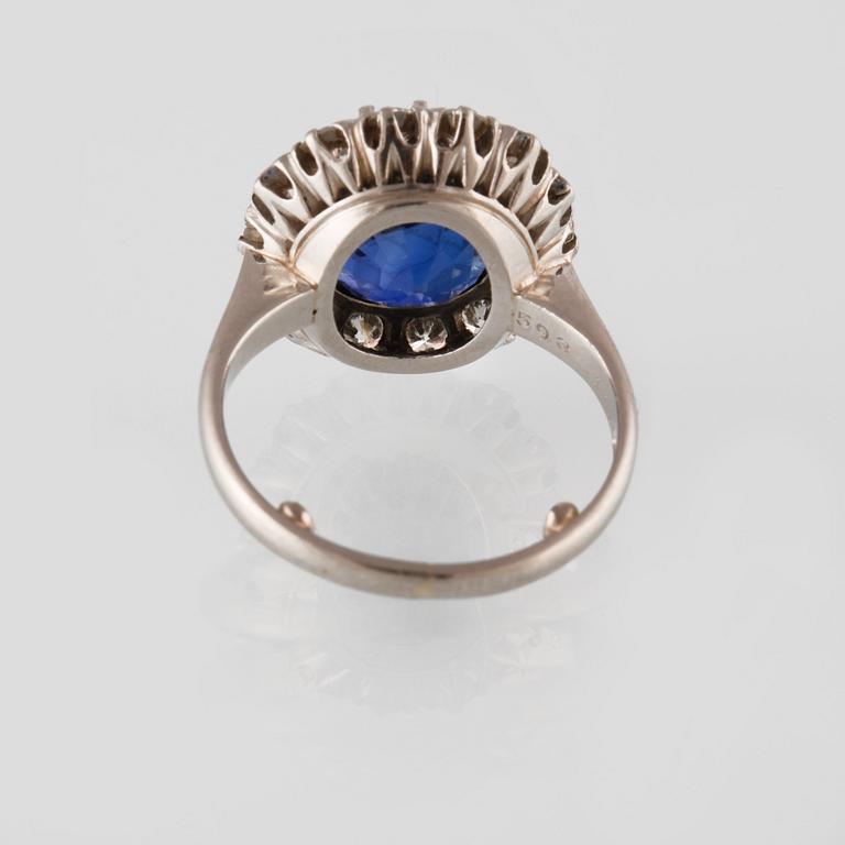 RING, platina med blå safir 5.93 ct samt briljantslipade diamanter 1.11 ct, CG Hallberg, Stockholm, 1956. Vikt 6,9 gram.