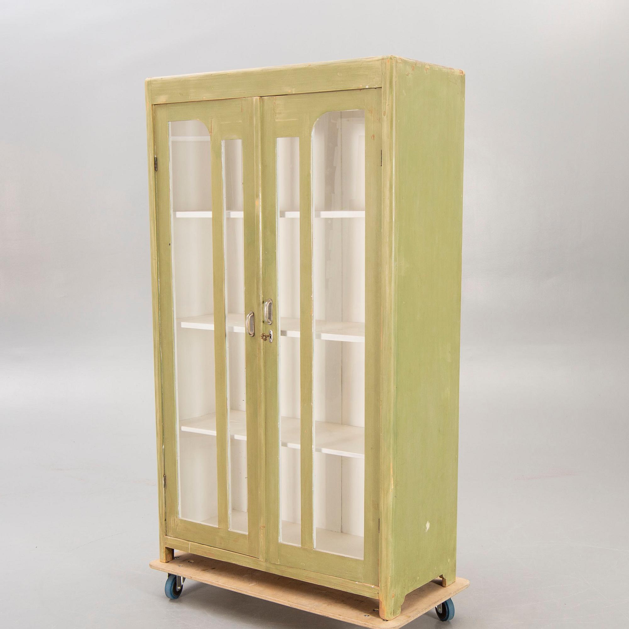 Vitrinskåp 1900-talets första hälft.