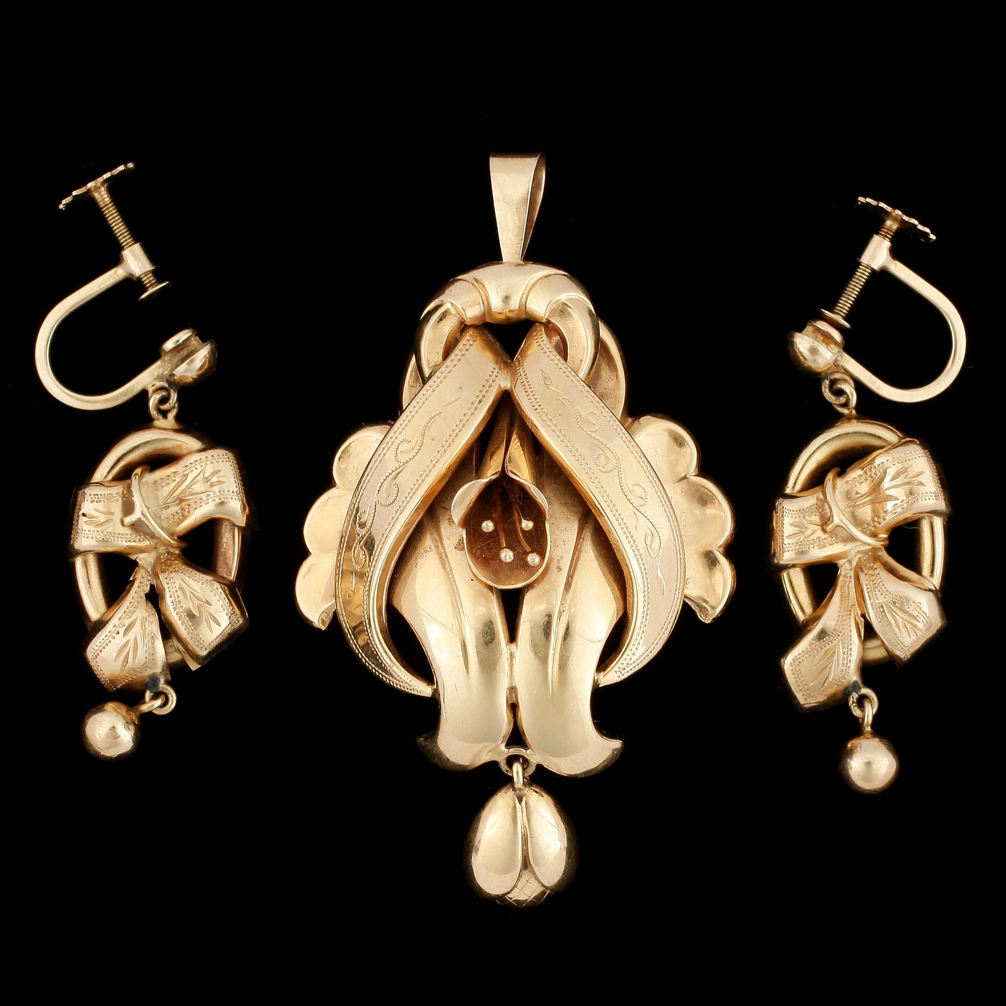 ÖRHÄNGEN, ett par, samt BROSCH, 18 k guld, Stockholm, 1948. Totalvikt ca 10,8 gram.
