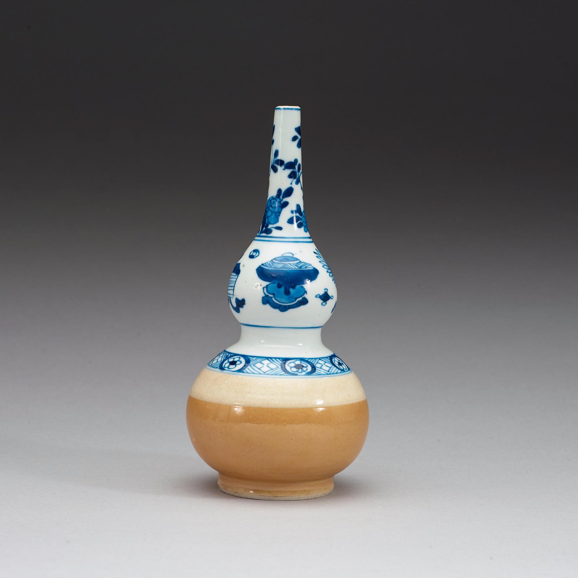 A blue and white with cappuciner glazed rose water sprinkler, Qing dynasty, Kangxi (1662-1722).