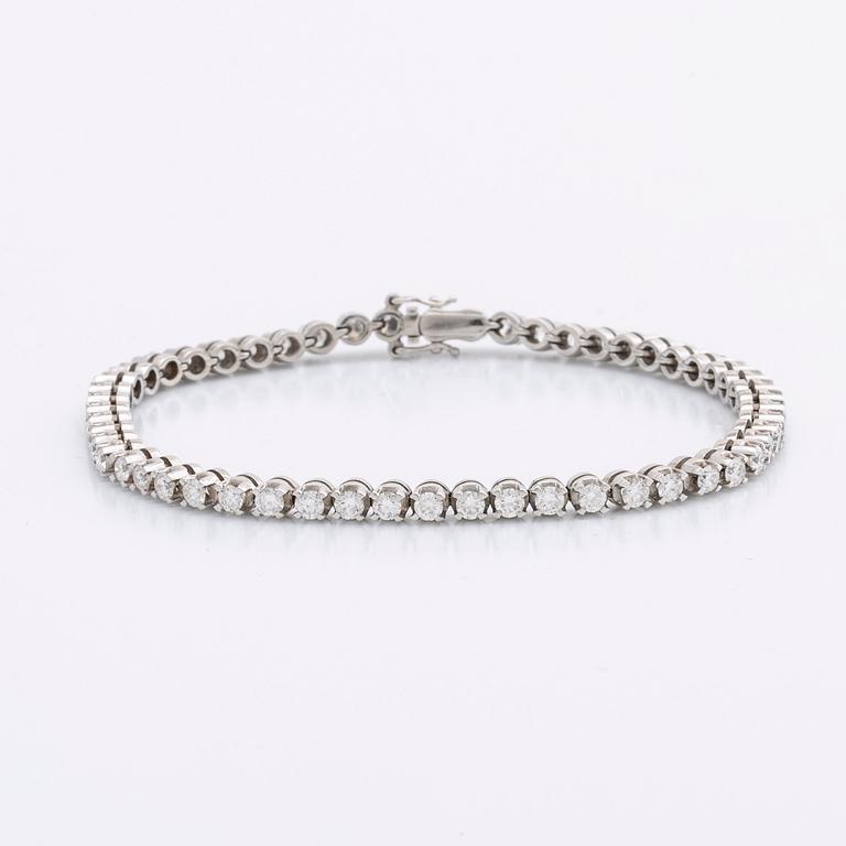 TENNISARMBAND 18K vitguld m 54 briljanter ca 3 ct.
