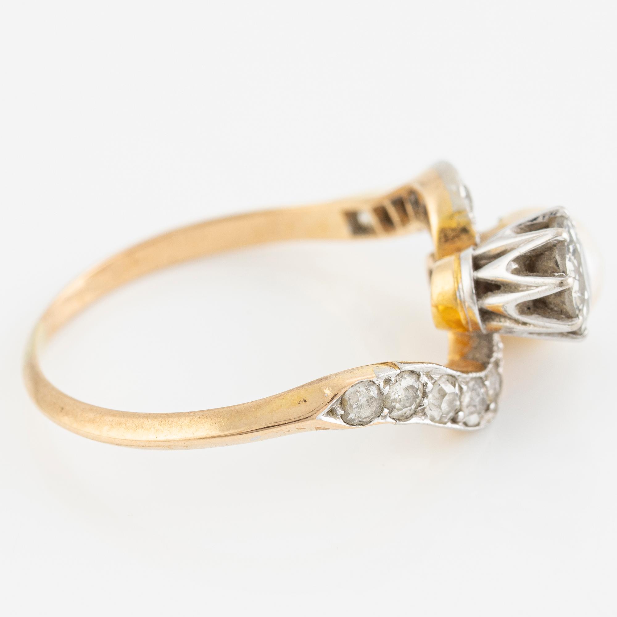Ring, "toi et moi" ring, 18K gold set with old-cut diamonds and a pearl, circa 1900.