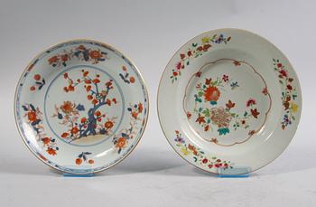 TALLRIKAR, 2 st, porslin, Kina. 1700/1800-tal.