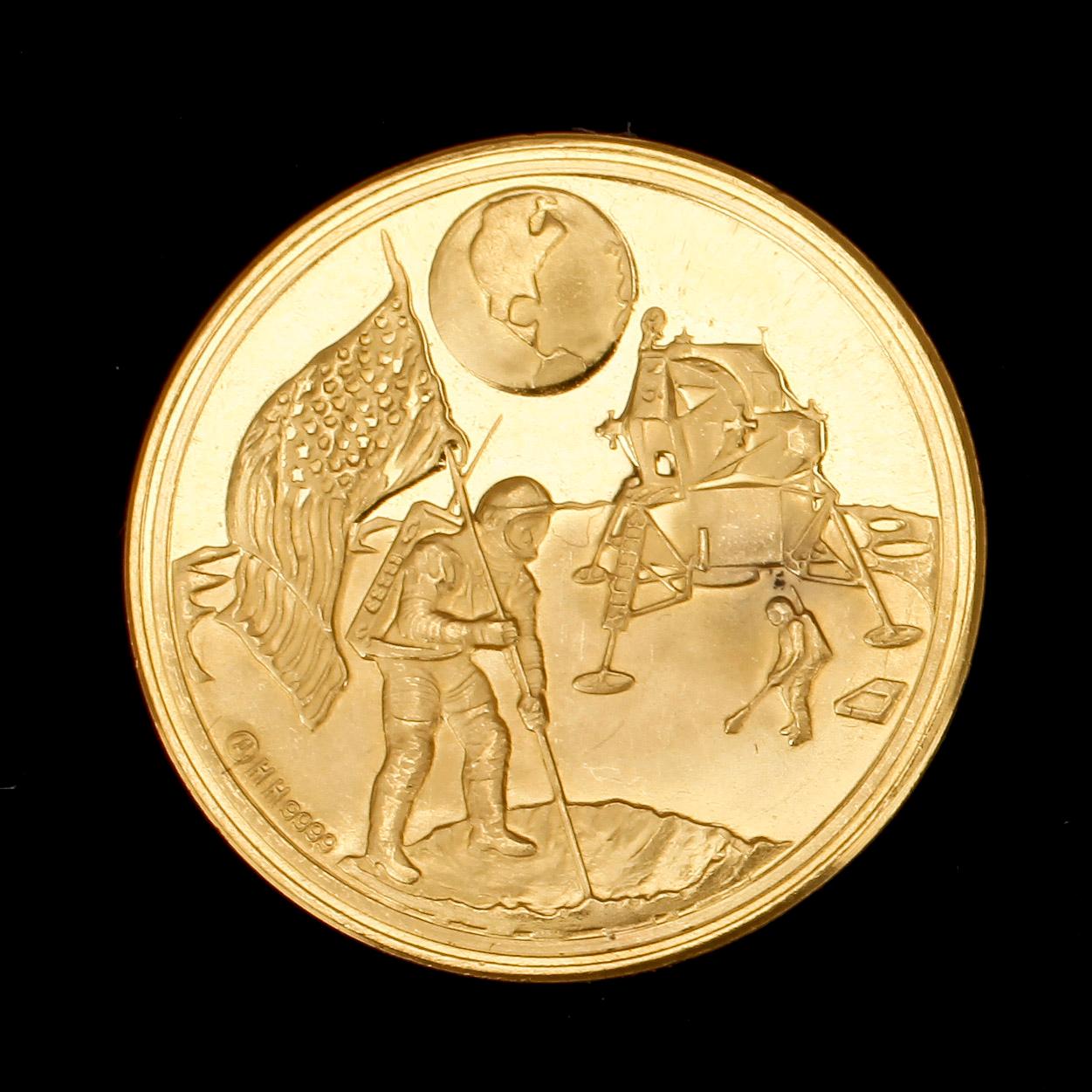 GULDMYNT, "landing on the moon", 1900-talets andra hälft. Vikt 4 gr.