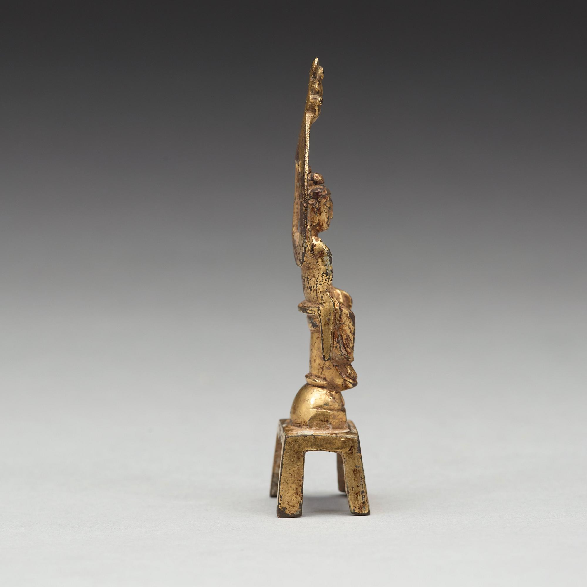 Buddha, förgylld brons. Troligen Tang dynastin (618-907).