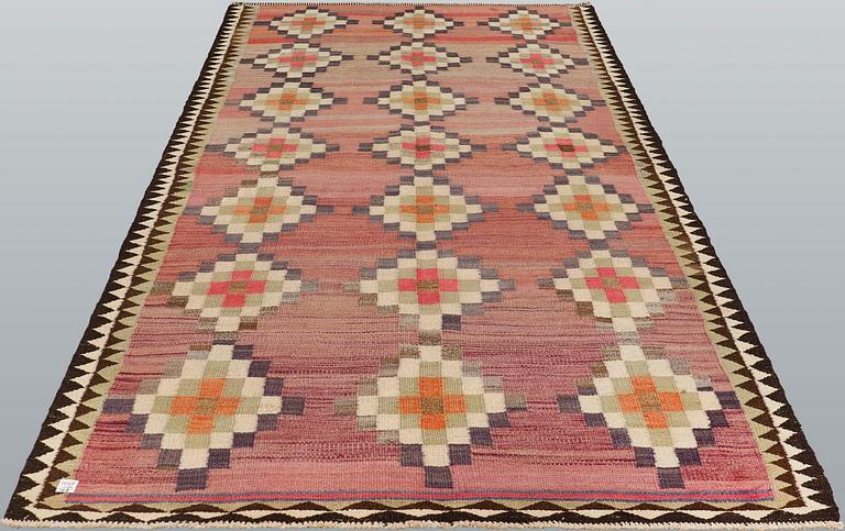 A persian kilim carpet, ca 295 x 158 cm.