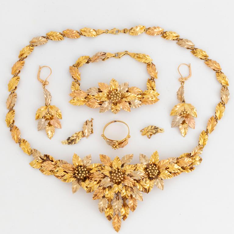 Necklace, a pair of earrings, ring, bracelet, 18K gold in three colours.