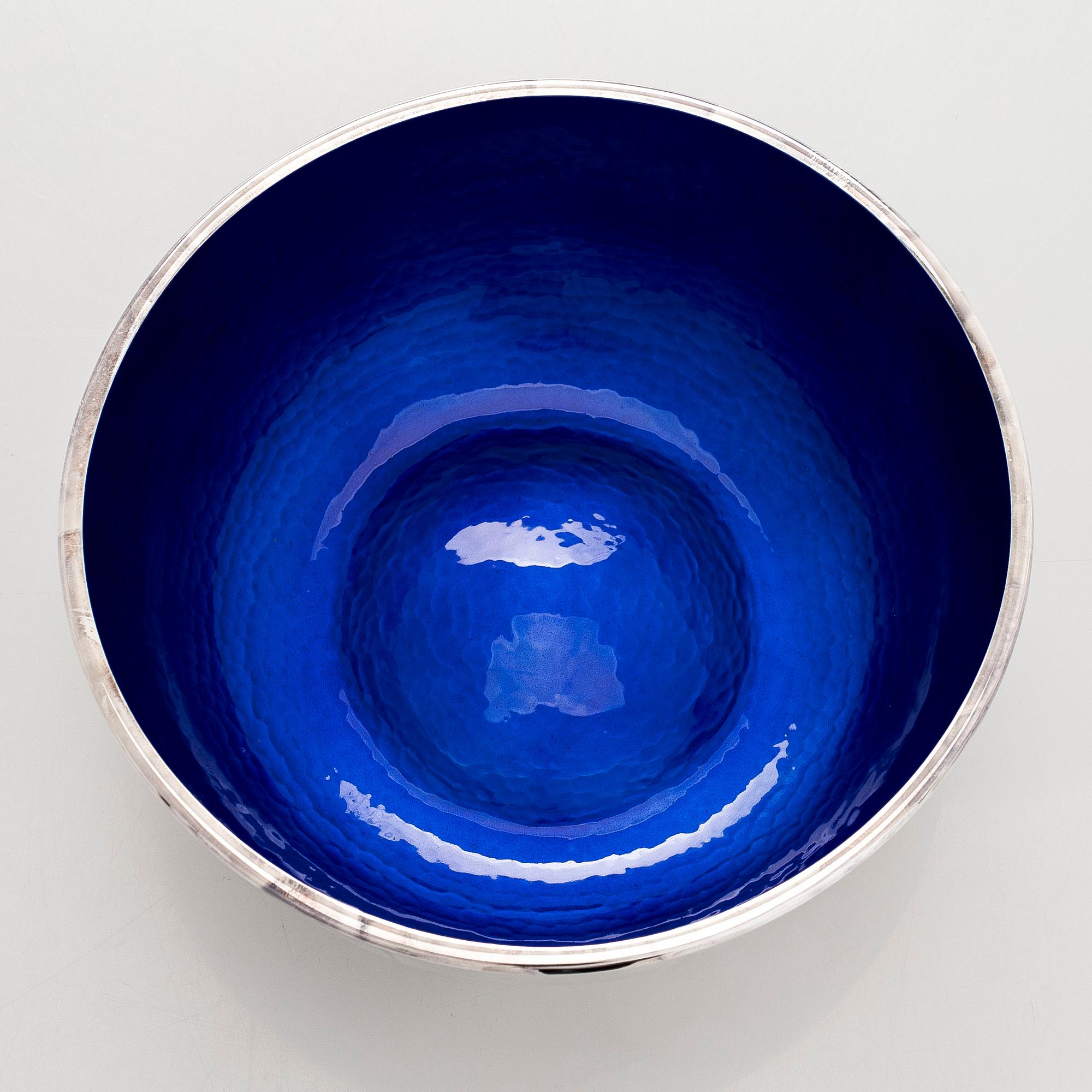 A. Tillander, skål, sterlingsilver och emalj, Åbo 2005.