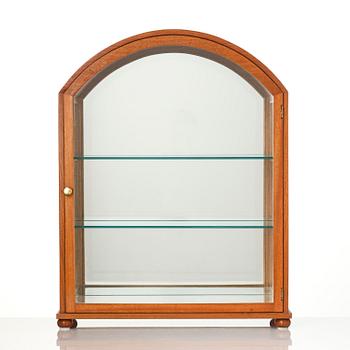Josef Frank, bordsvitrin, modell B 2070, Firma Svenskt Tenn, före 1985.