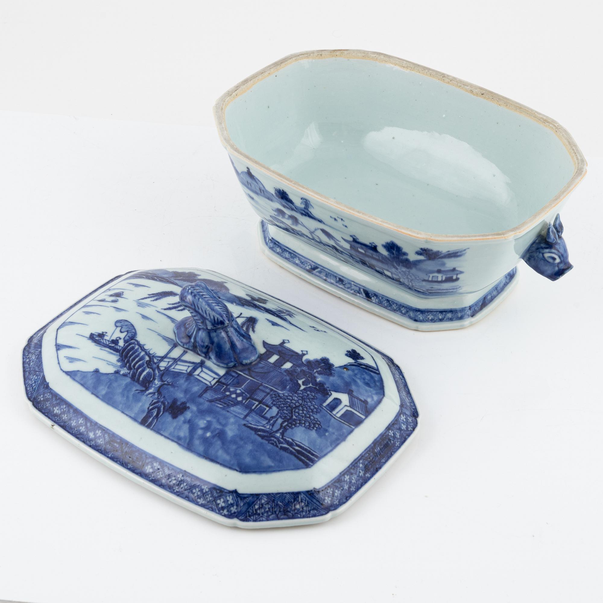 Terrin med lock och fat, porslin, Kina, Qianlong (1736-95) samt två crèmekoppar, porslin, Kina, qingdynasti, 1800-tal.