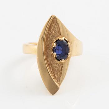 Ring 18K gold with blue-purple stone.