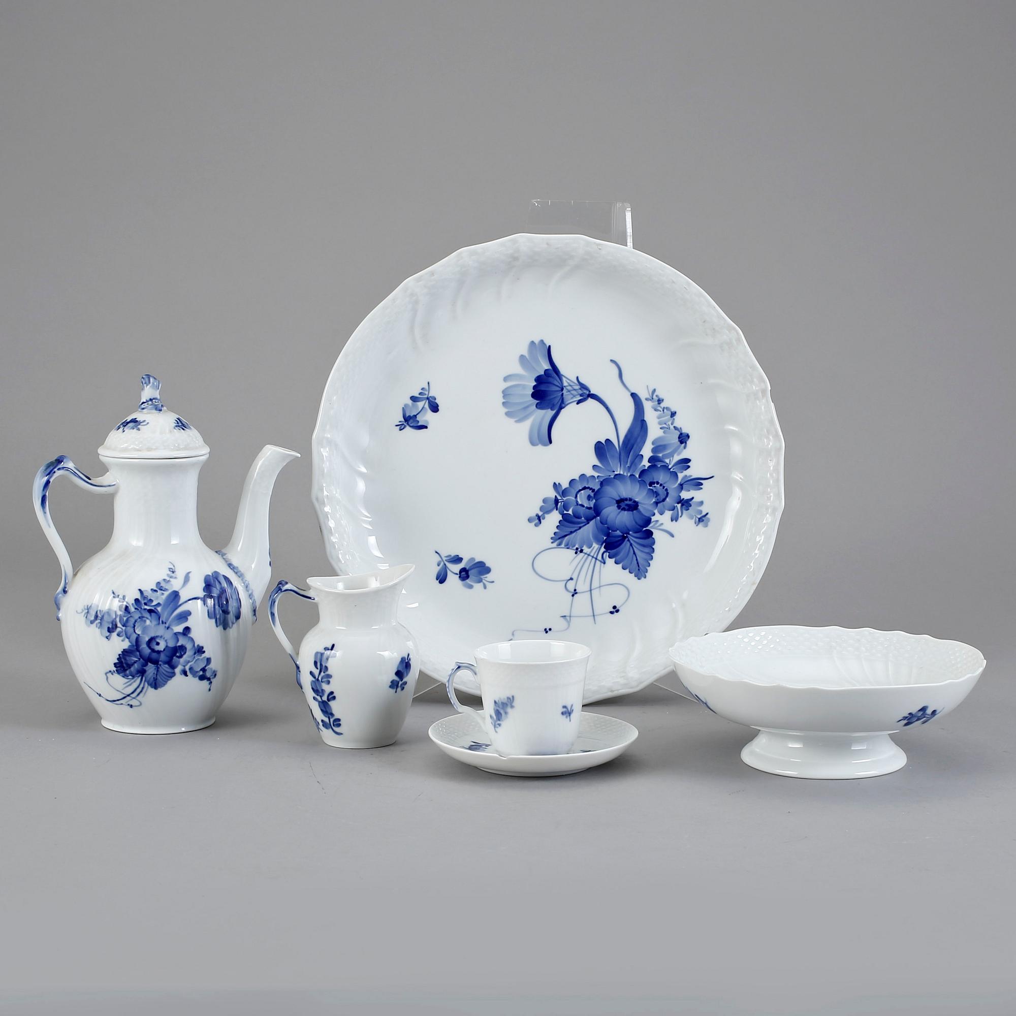 SERVISDELAR, 13 delar, porslin, "Blå blomst", Royal Copenhagen.