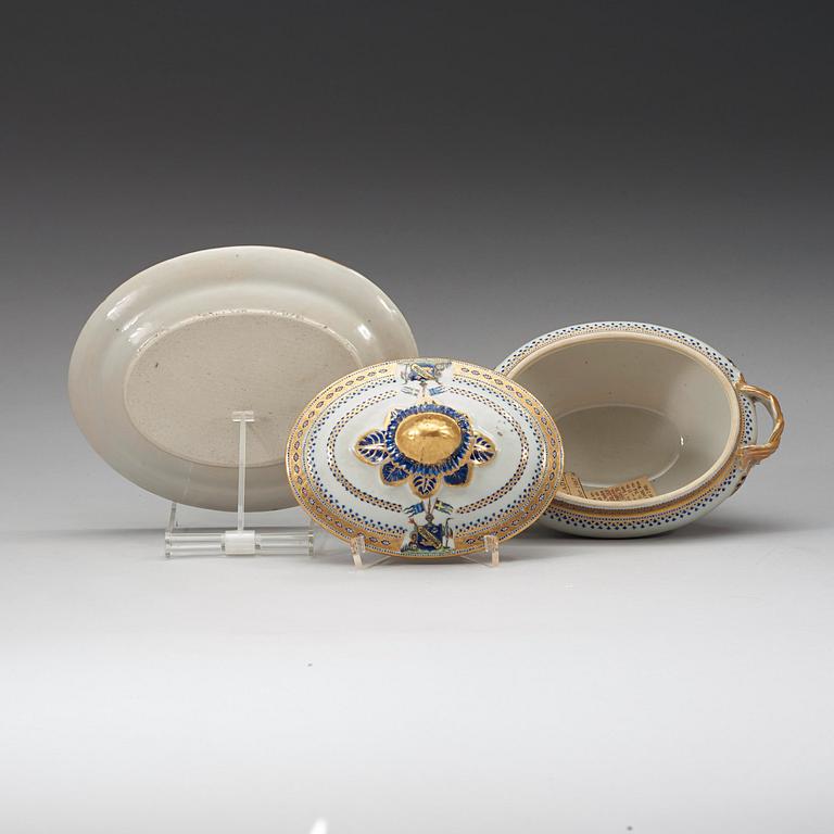 SMÖRTERRIN med LOCK och FAT, kompaniporslin. Qing dynastin, Jiaqing (1792-1820).