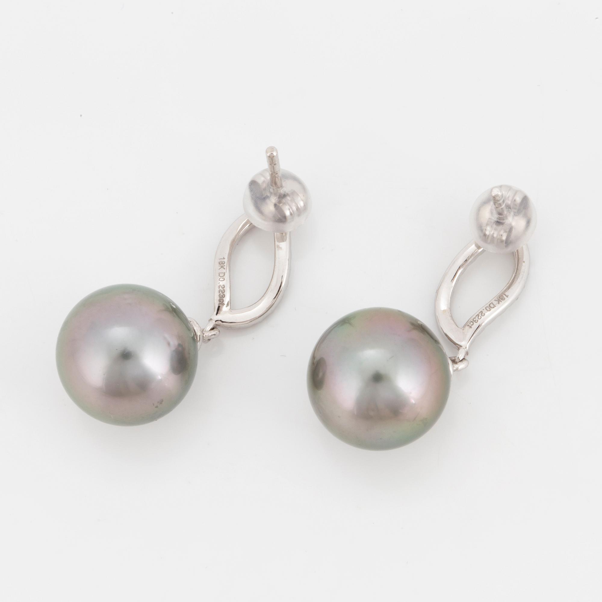 EARRINGS, with cultured Tahitipearls and diamonds.