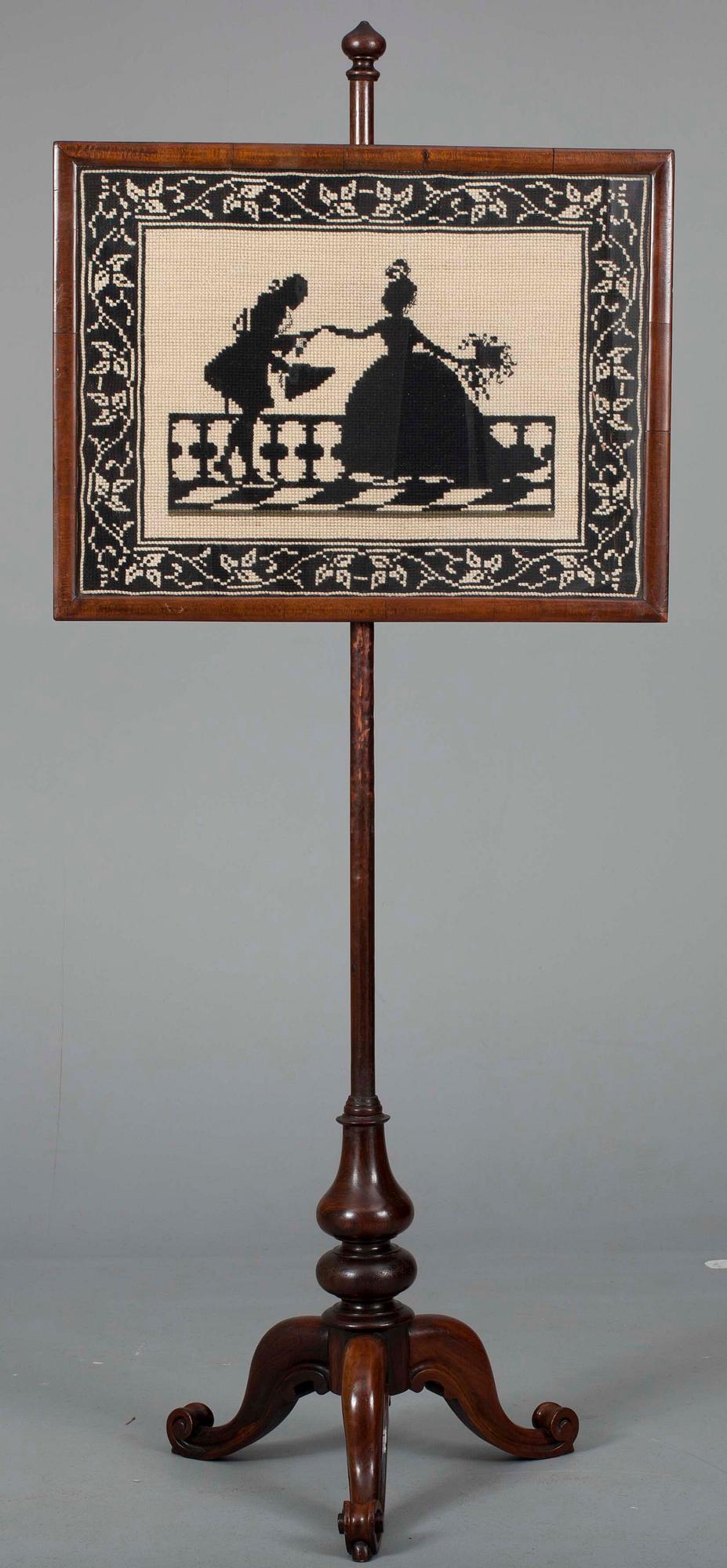 BRASSKYDD. Biedermeier, delvis mahogny, korsstygnsbroderi.