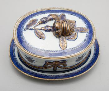 TERRIN MED LOCK OCH FAT, porslin, Kina, Qianlong (1736-1795).