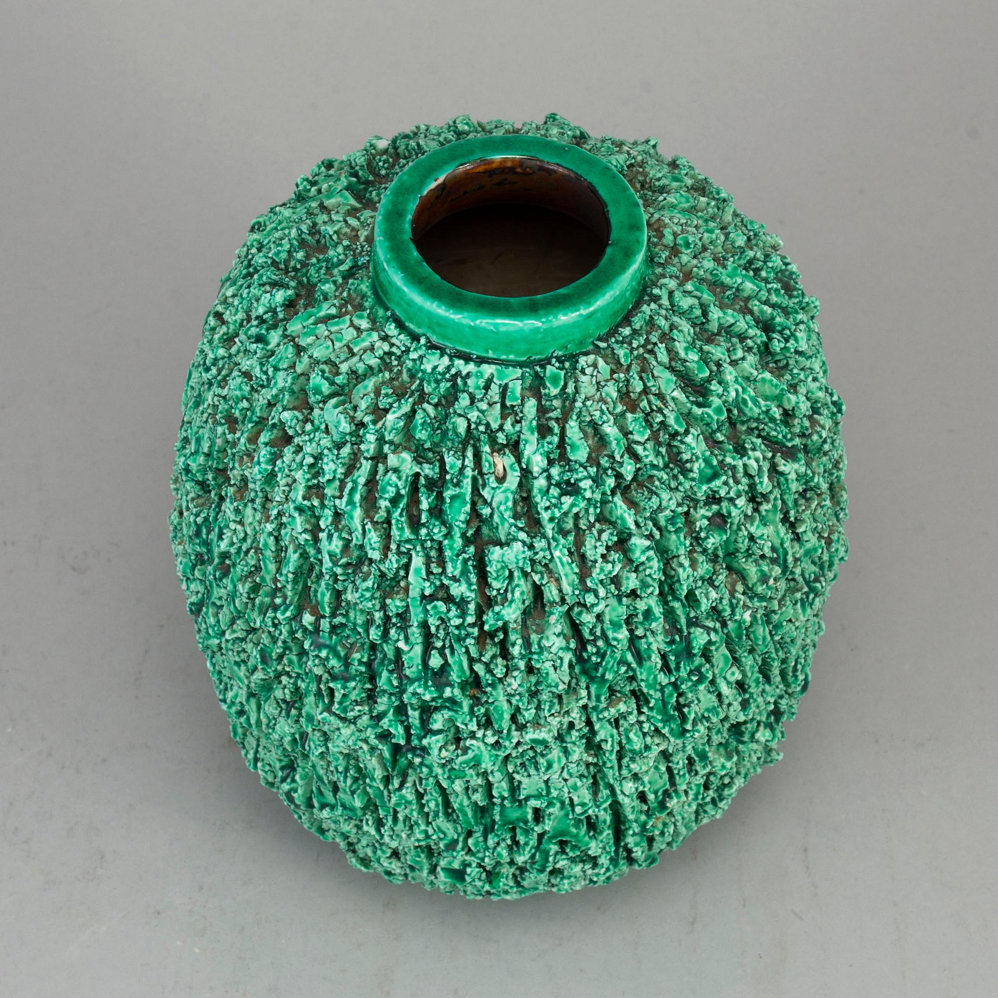 GUNNAR NYLUND, a chamotte stoneware vase 'Igelkott', Rörstrand.