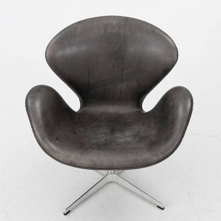 Arne Jacobsen, fåtölj, "Svanen", Fritz Hansen, 2006.