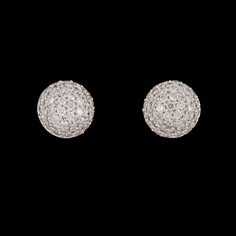ÖRHÄNGEN, ett par, 18k vitguld med 102 briljantslipade diamanter, totalt ca 0.94 ct. Vikt 3 g.