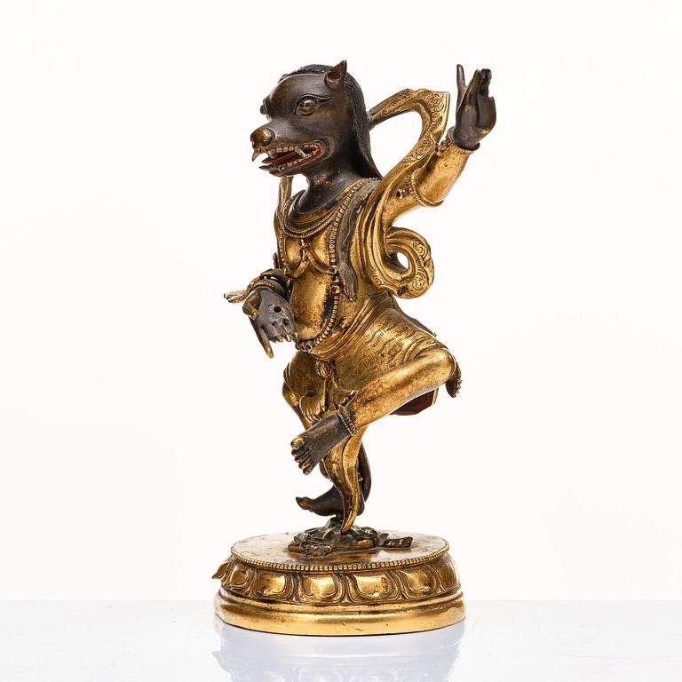 BJÖRNHÖVDAD DAKINI, patinerad kopparlegering. Tibetokinesisk, sent 1700-tal/omkring 1800.