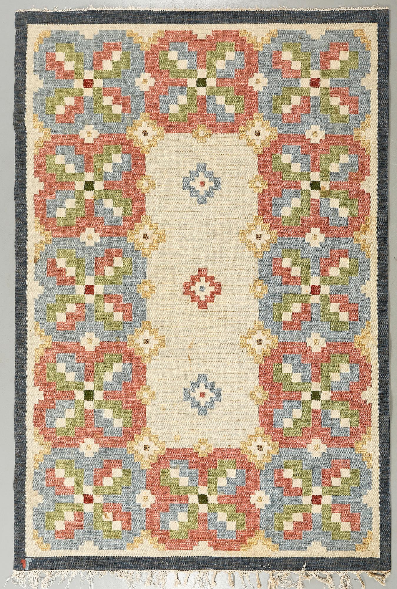 A flatweave rug by Erik Lundberg, Vävaregården, signed, 246 x 170 cm.