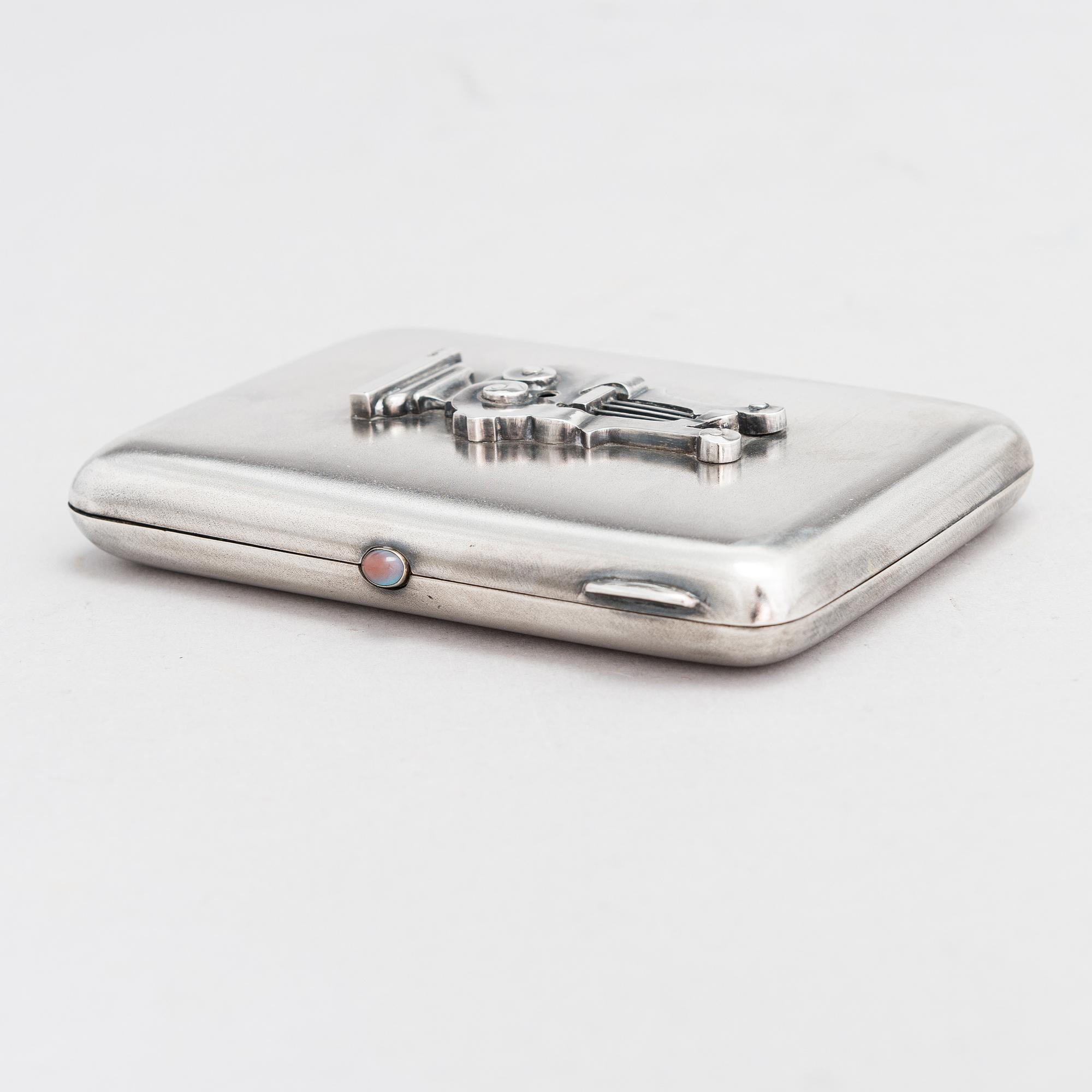 Cigarettetui, silver, med lyra stämplad i Kiev 1828-1887, etuiet stämplat Pjotr Baskakov, Moskva 1908.