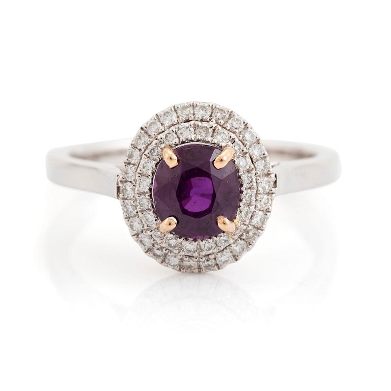 Ring 18K vitguld med en fasettslipad rubin.