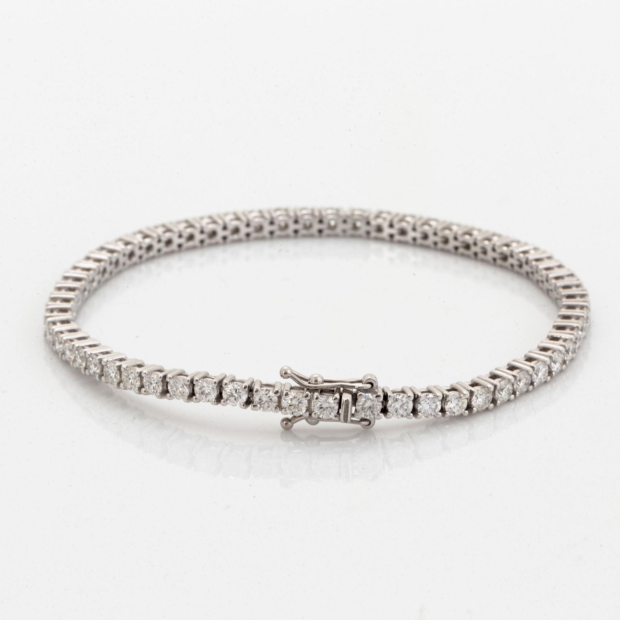 Brilliant-cut diamond tennis bracelet, with report HRD.